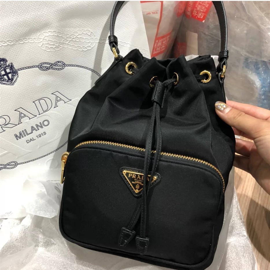 幸運星 精品 PRADA Fabric Shoulder Bag 1BH038 黑色 經典三角鐵牌 束口水桶包 現貨