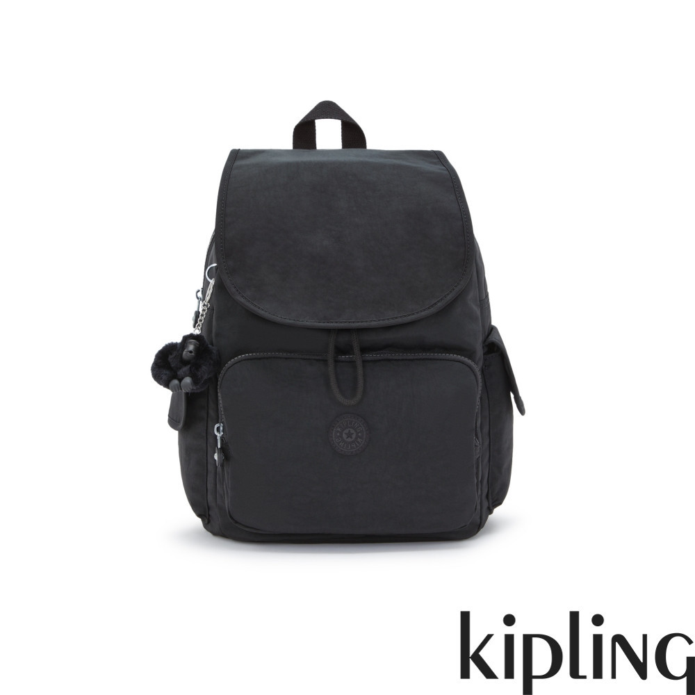 Kipling『猴子包』曜岩黑品牌經典圓標拉鍊掀蓋後背包-CITY PACK