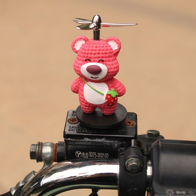 𝑩𝑩🎉 可愛草莓熊風車竹蜻蜓頭盔汽車載擺件自行車電動機車裝飾品配件