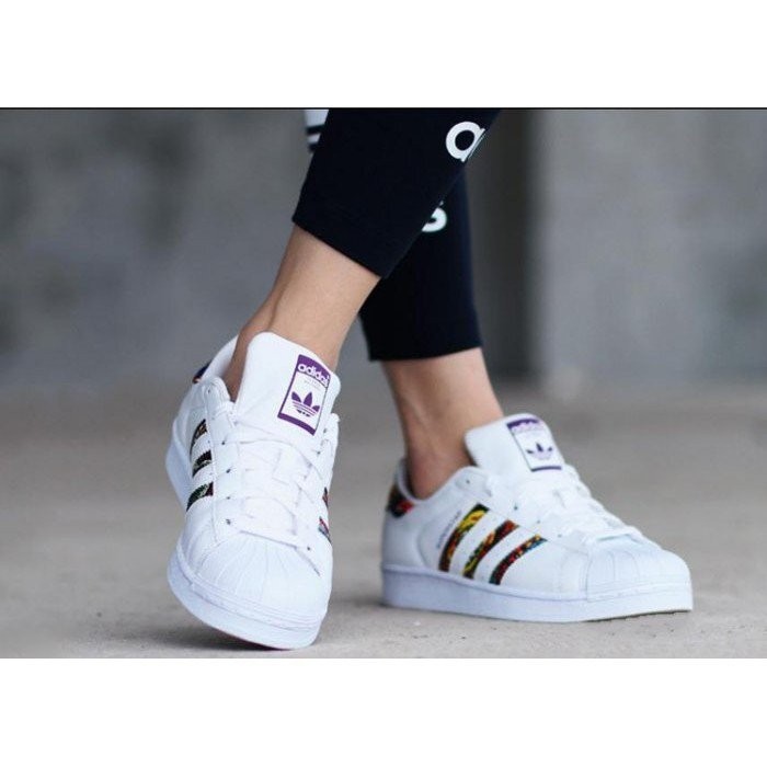 ADIDAS ORIGINALS SUPERSTAR W 白色 紫色 印花 雨林 花卉 彩虹 女滑板鞋 BB0686