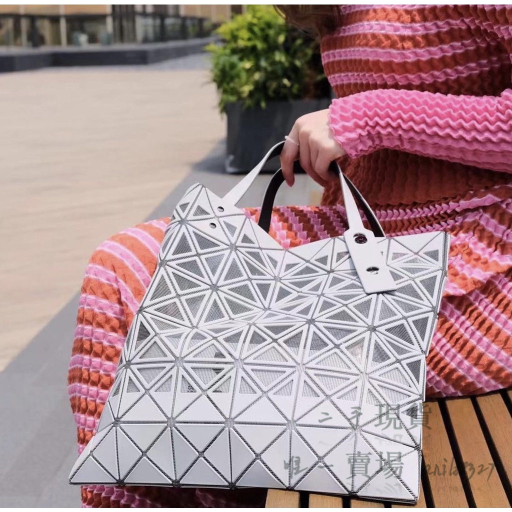 二手三宅一生 Issey Miyake BAOBAO LUCENT系列 鏤空款 6X6格 手提包 單肩包 霧面灰白