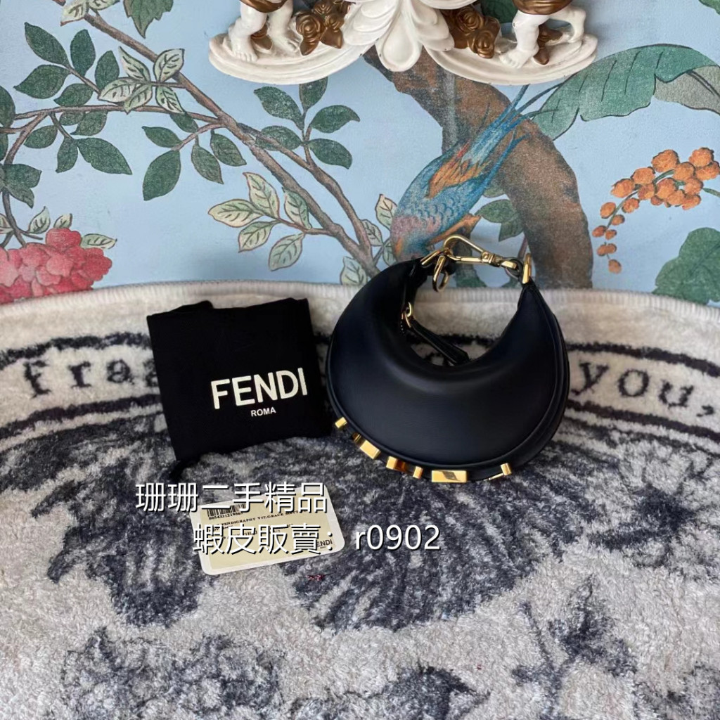 【二手精品】 Fendi 芬迪 老花 帆布 手腕包 手拿包 鏈條包 月牙包 半月包 腋下包 8BR798ALP3F1