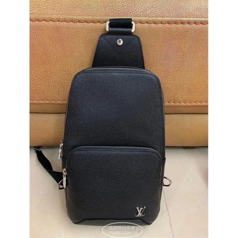 二手精品 LV 斜背包 胸包 Avenue肩包Taïga皮革 金屬Lv logo M30443 男生包包