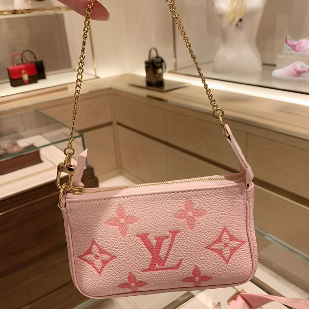 二手精品 LV 路易威登 Easy Pouch 粉色 壓紋 鏈條 腋下包 M82346單肩包 斜挎包 手提包