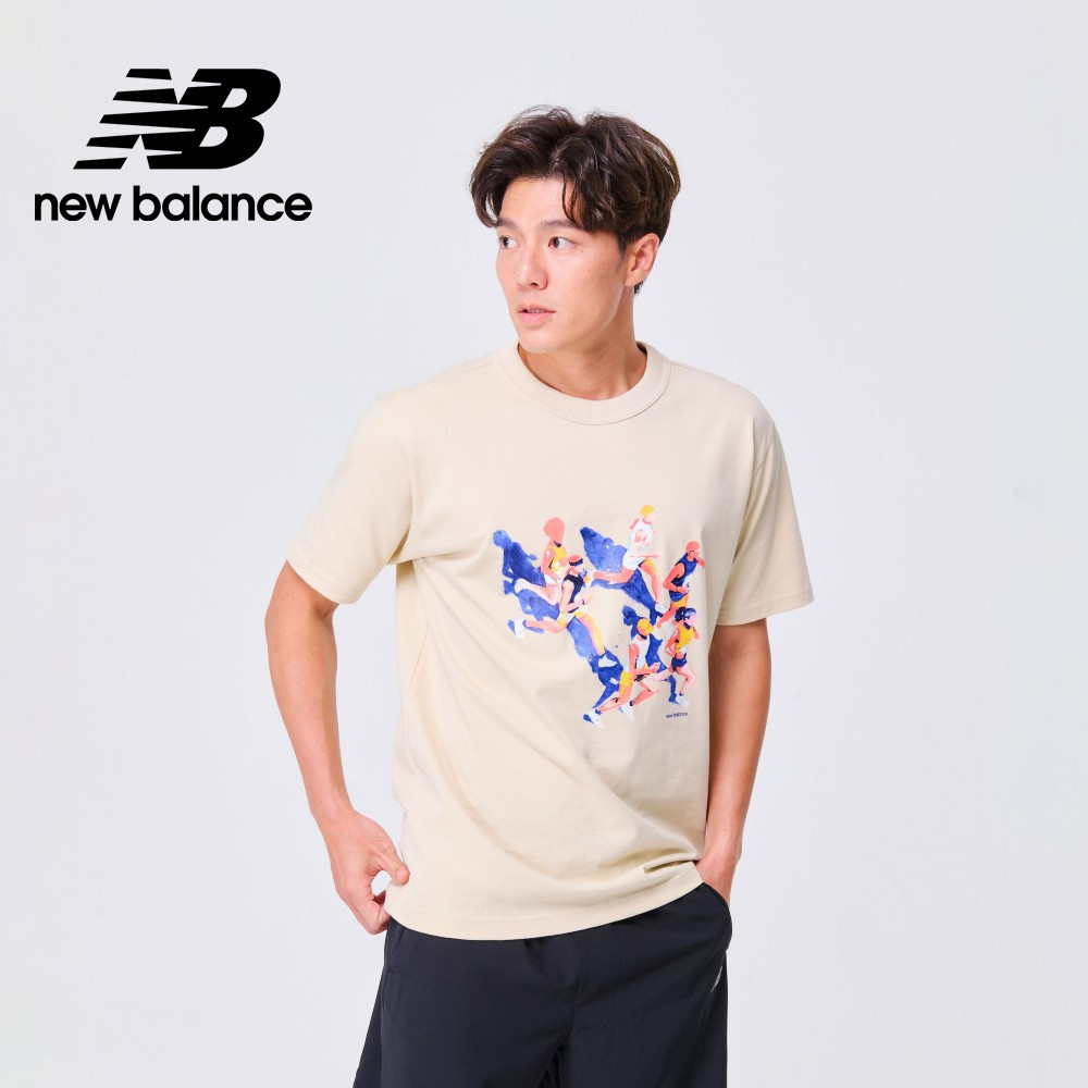 【New Balance】 NB 圓領插畫短袖上衣_男性_杏色_MT31551BE