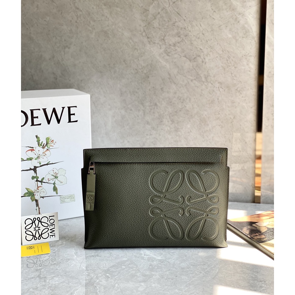二手LOEWE 最新顆粒紋T pouch 系列手包 0219橄欖綠