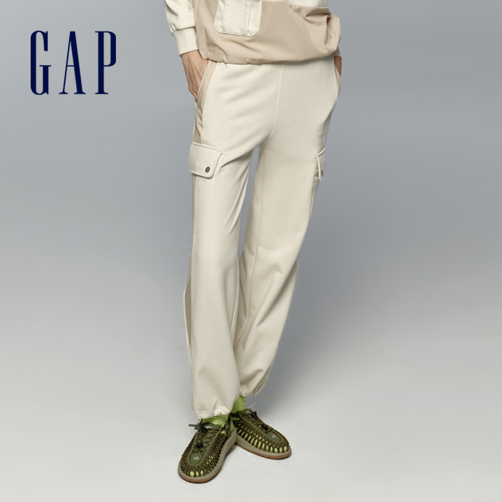 Gap 女裝 Logo抽繩束口鬆緊工裝褲-米黃色(872887)