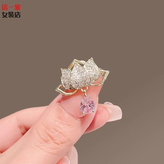 這是一家女裝店 水蓮花風胸針 高檔女氣質小胸花夏季別針 防走光扣固定衣服配飾熱賣款