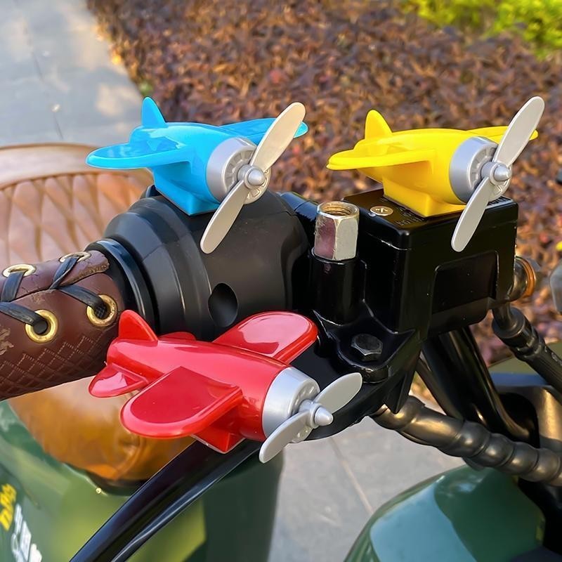 桃園發出小飛機電動車裝飾品擺件頭盔電動摩托車自行車裝飾品汽車車外可轉機車配件機車裝飾品