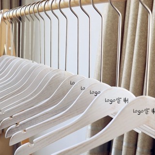 萄禧客製【客製化】【衣架】服裝店 專用成人女裝 舊白實木衣架logo 訂製 兒童木質 防滑 衣掛 衣撐掛