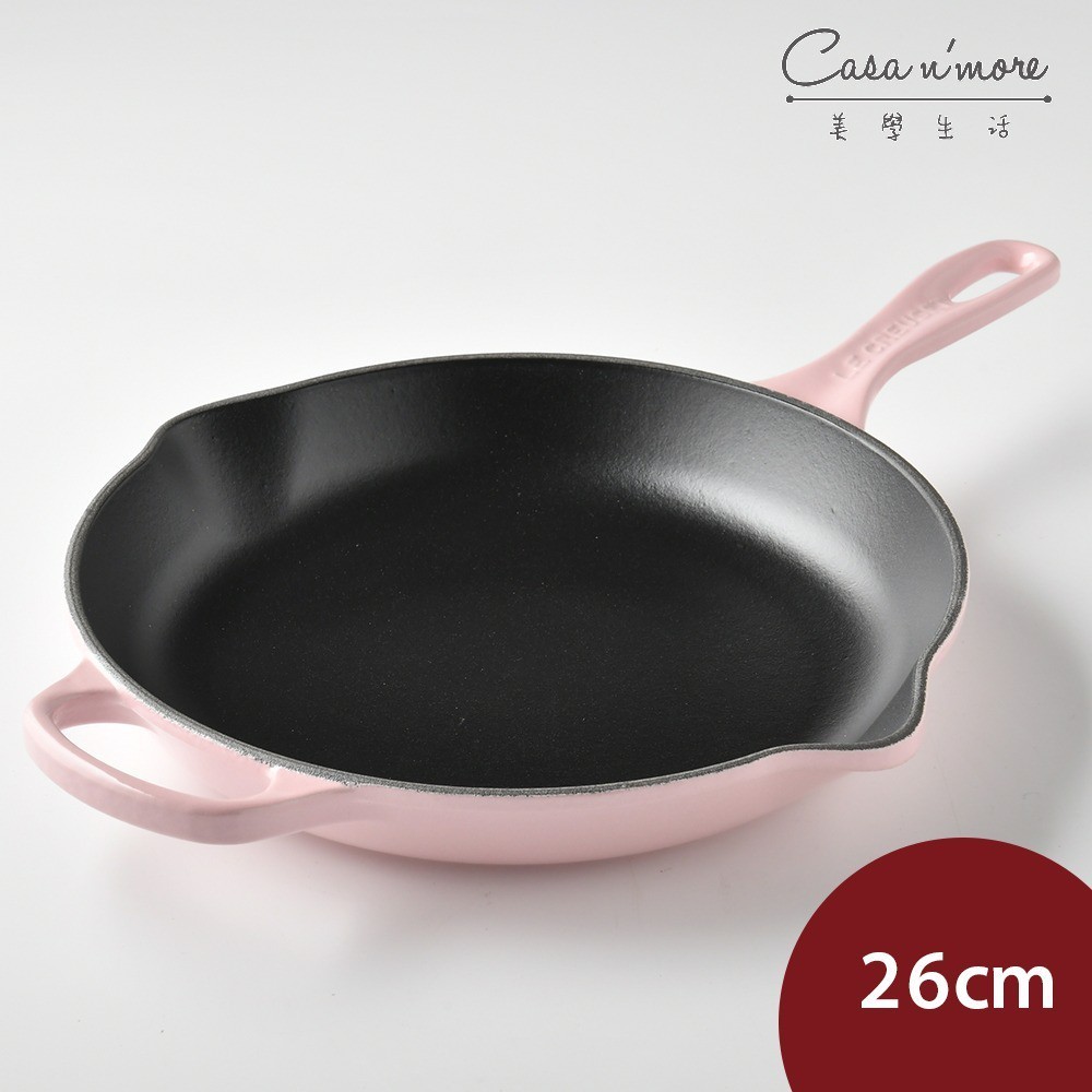 Le Creuset 單柄圓形鑄鐵烤盤 26cm 雪紡粉 煎盤 烤肉盤 牛排烤盤 (電磁爐 IH爐可用) [美學生活]