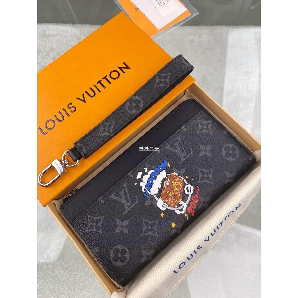 二手精品 Louis Vuitton LV 小硬箱漫畫圖案Zippy Dragonne手拿包 M80994