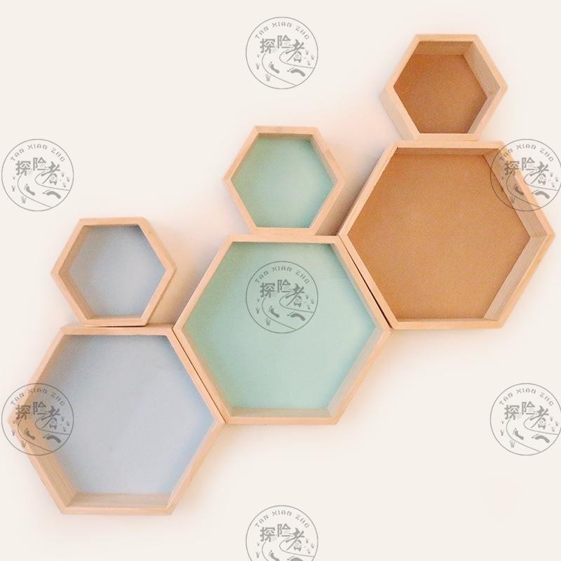 【探險者】北歐實木牆上置物架 無痕釘掛 牆面裝飾背景牆創意展架蜂窩六邊形置物架