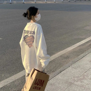 【Wik】長袖T恤 大學T 潮流秋冬新款圓領長袖學生加絨薄款愛心衛衣女白色黑色潮上衣 女裝