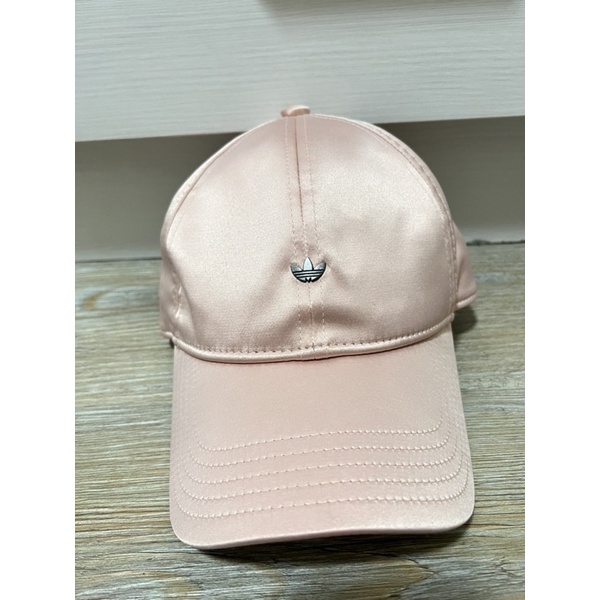 「二手」愛迪達粉色緞面金屬Logo棒球帽