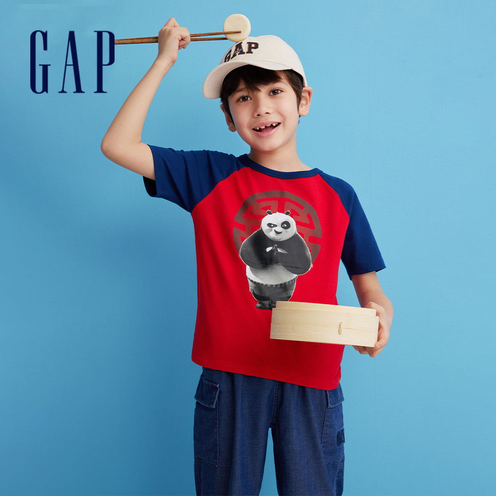 Gap 男童裝 Gap x 功夫熊貓聯名 Logo純棉印花圓領短袖T恤-紅藍撞色(890576)