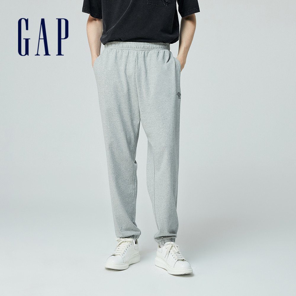 Gap 男裝 Logo純棉印花束口鬆緊棉褲 厚磅密織水洗棉系列-淺灰色(432453)
