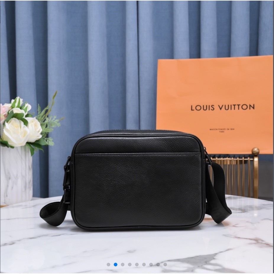 小桃店二手 L*ouis Vuitton路易威登男士時尚優雅斜挎包 男生包包 LV男士包包型號669