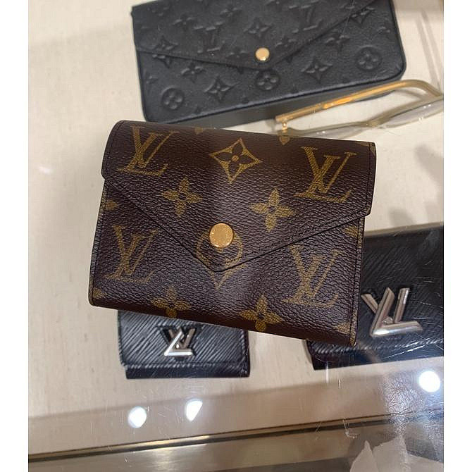 ❤️『小艾精品』LV 路易威登 M41938 VICTORINE 金扣 紫色 新款豆豆三折短夾 錢包 名片夾 皮夾