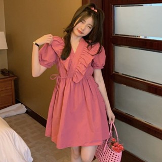 「小隻女」大碼女裝 胖妹妹 甜美洋裝 粉色洋裝 俏皮可愛 荷葉邊 v領短裙 泡泡袖連衣裙 夏季 高腰短裙 A字裙