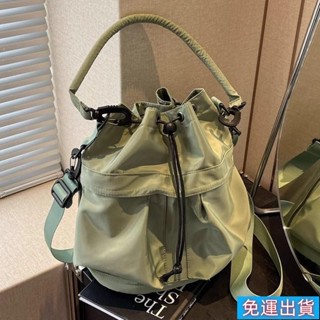 免運出貨🎉百搭抽繩水桶包女士斜跨小揹包時尚拉繩束口收納袋手提化妝包韓版