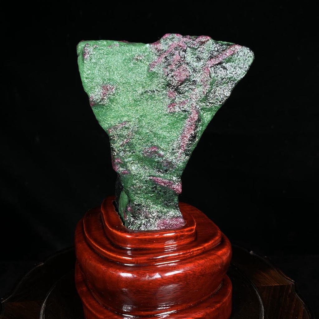 原石擺件 天然礦石 緬甸紅綠寶 天然原礦帶座高15×9.5×4.5cm 重0.9公斤 1800JP-1102