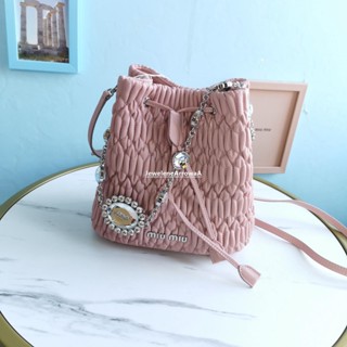 二手MIUMIU Matelasse 粉色經典壓紋小花水桶包5BE050