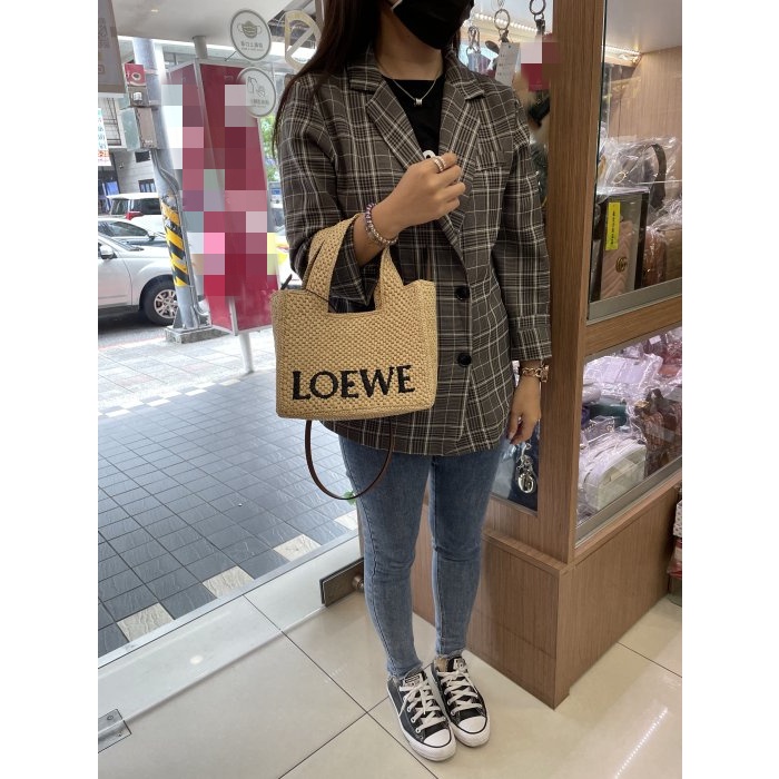 二手精品 LOEWE FONT TOTE SMALL 草編藤編黑色 LOGO 手提包斜背包兩用包菜籃