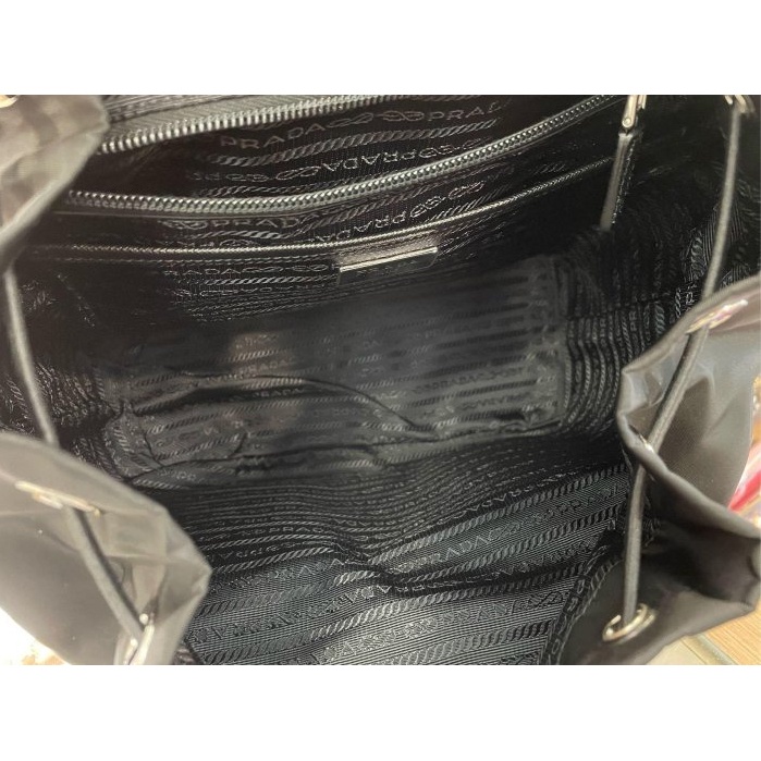 二手精品 PRADA 全新黑色尼龍銀釦三角牌束口前雙拉鍊口袋後背包 1BZ070