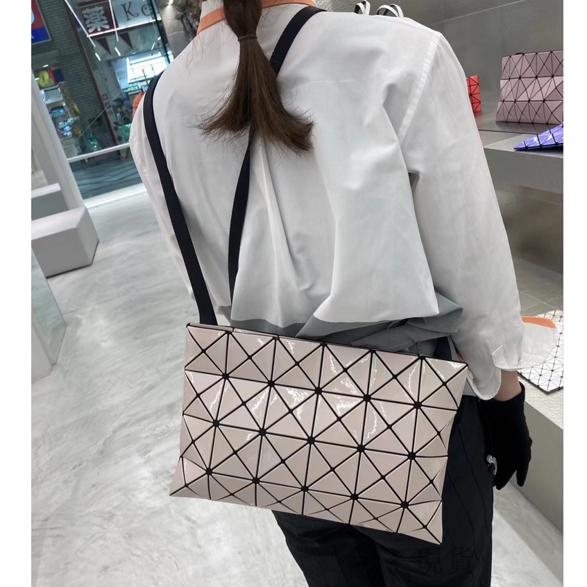 二手三宅一生 Issey Miyake BAOBAO LUCENT系列 4x6格 肩背包 斜挎包 男女同款 奶茶色