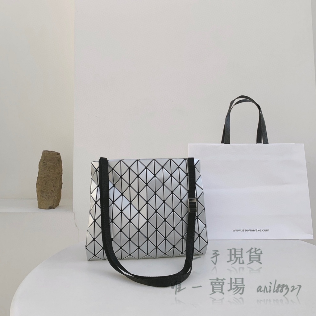 二手三宅一生 Issey Miyake BAOBAO RowGloss系列 斜挎包 肩背包 男女同款 銀色