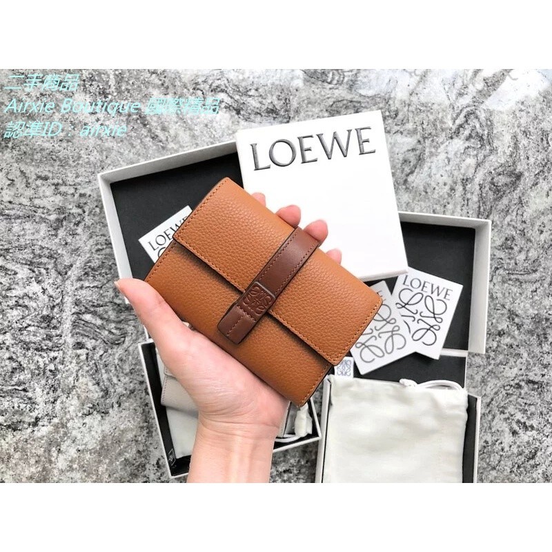 二手精品 羅意威 LOEWE Small Vertical Wallet 三折短夾 壓紋 棕色 C660S86X01