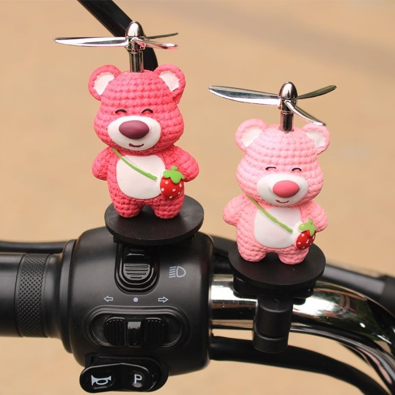 機車裝飾 擺件 🌈可愛草莓熊風車竹蜻蜓頭盔汽車載擺件自行車電動機車裝飾品配件