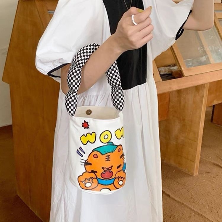 台灣出貨🚚小白兔幾 韓風ins充棉肩帶水桶包女便當包可愛卡通印花學生手拎包