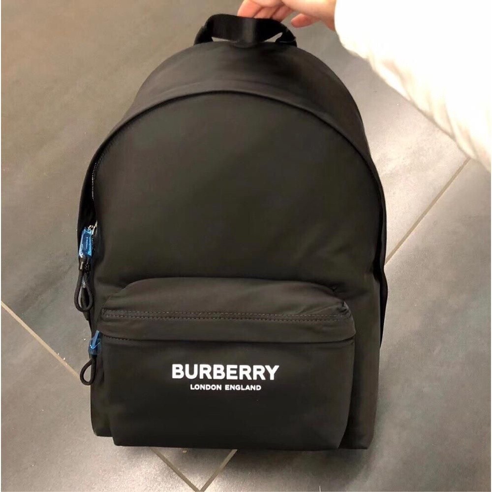 （精品二手） Burberry 博柏利 巴寶莉男包 黑色徽標印花ECONYL雙肩包背包80210841
