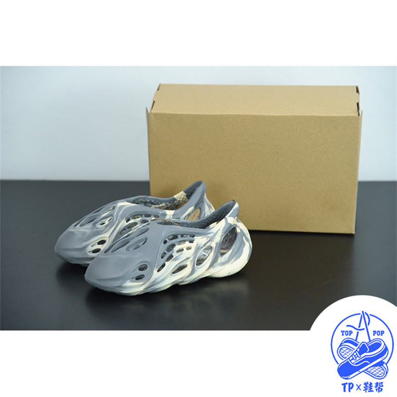 Adidas Yeezy Foam Runner ＂MXT Moon Grey＂洞洞鞋 灰黃 貨號：GY7904