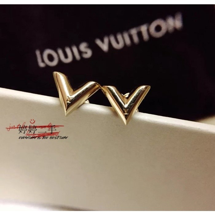 二手特价出LV 爆款 Essential 金色 金屬 V 字母 針式 耳環 M68153