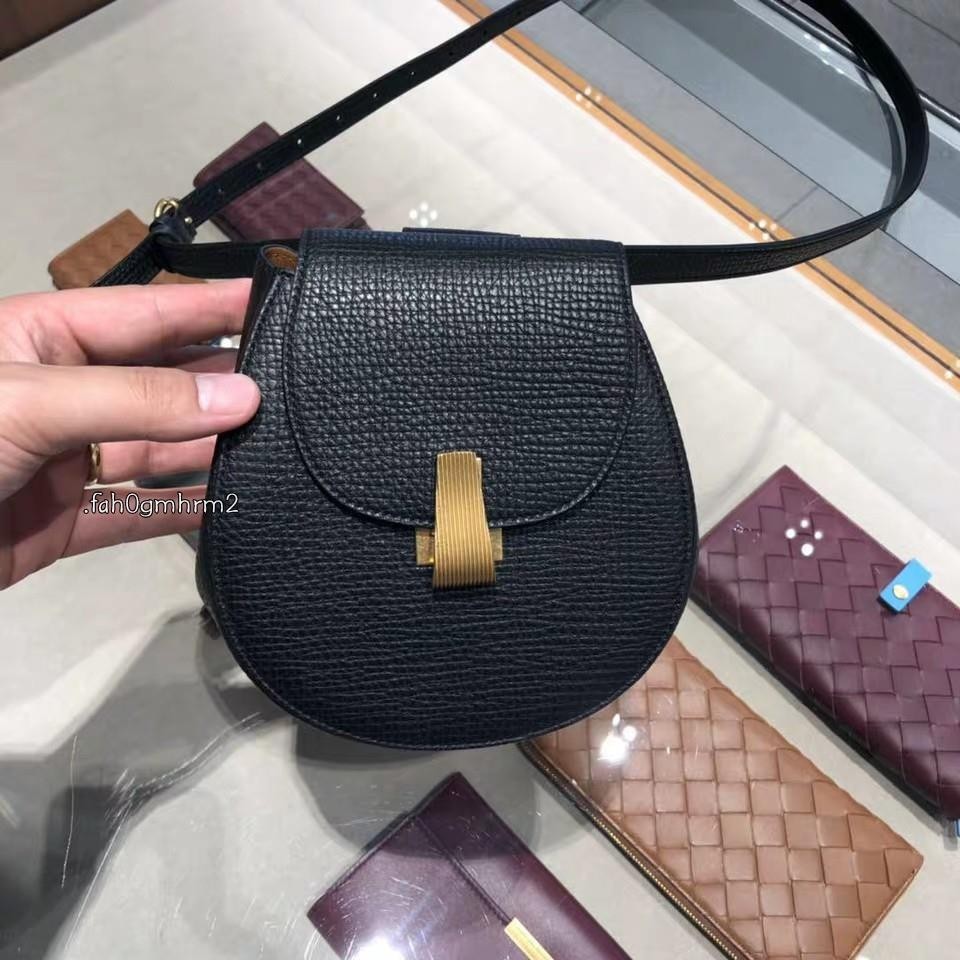 二手現貨 19 BV BOTTEGA VENETA 牛皮 復古金屬圓扣 腰包 斜挎包 小豬包 免運