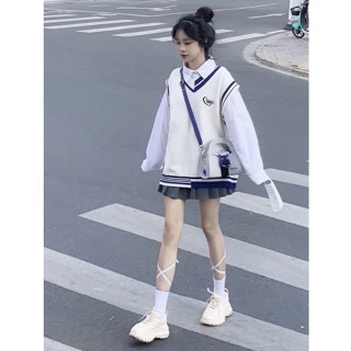 點心喵 畢旅穿搭 美拉德穿搭 秋天穿搭 早秋穿搭 藏不住的套裝 甜美學院風寬鬆V領針織毛衣馬甲女+白色襯衫+百褶裙