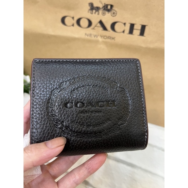 🇺🇸 現貨新款COACH 浮雕LOGO荔枝紋對開釦式短夾-黒色