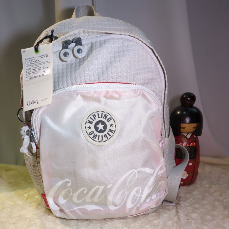 品牌 Kipling | Coca-Cola 聯名款經典紅白雙色 拼接上方拉鍊後背包-DELIA 全新 特色經典logo