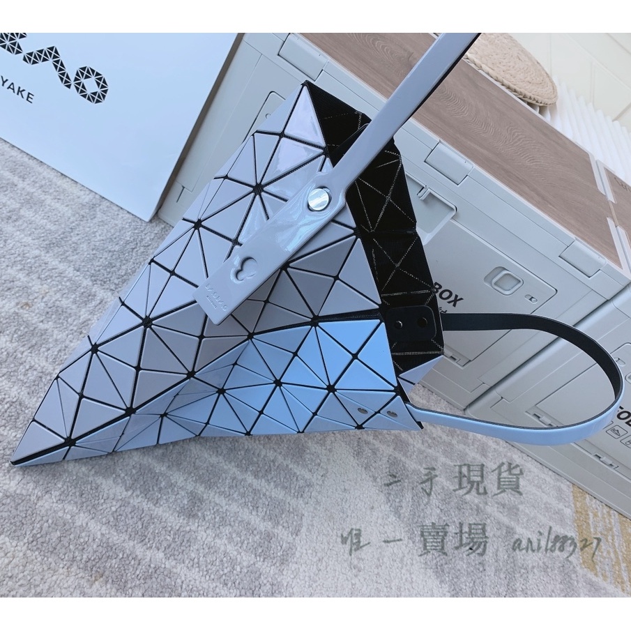 二手三宅一生 BAOBAO LUCENT GLOSS系列 新款 雙面撞色 6x6格 手提包 肩背包 冰灰拼藍色