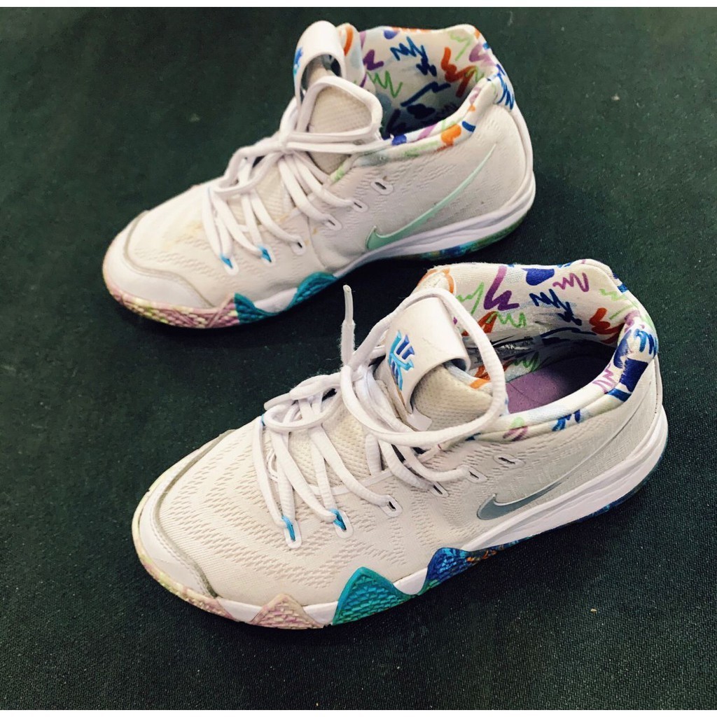 日韓現貨 Nike Kyrie 4 90s 炫彩 943807 902 休閒鞋 運動鞋 籃球鞋