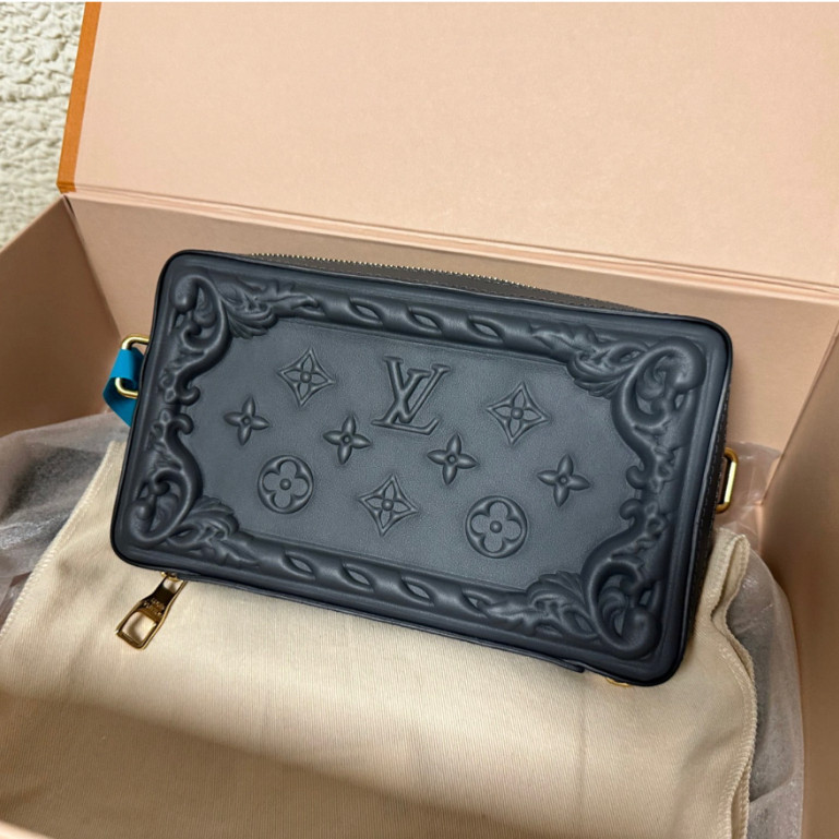 全場免運 LOUIS VUITTON 路易威登 SOFT tRUNK 灰色小牛皮胸包/單肩斜跨包 M82035