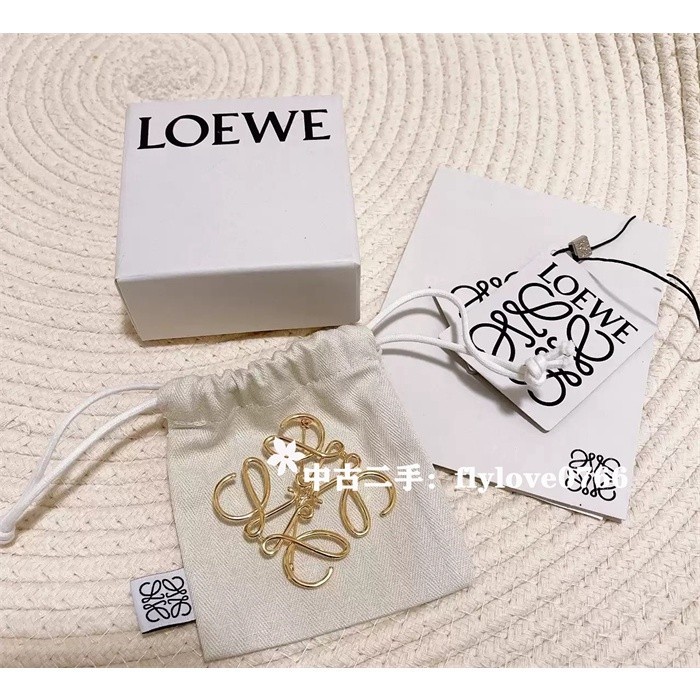 全場免運 LOEWE Anagram 金色logo胸針 甜甜價 111.25.020