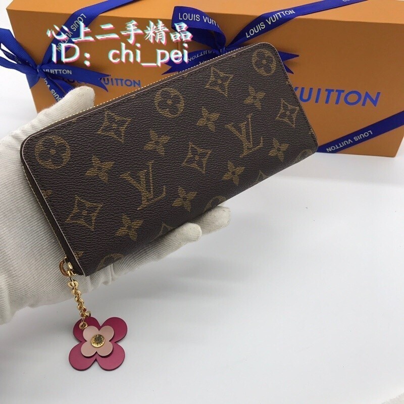 二手 LV 路易威登 LOUIS VUITTON M64201 M62940 字紋花朵吊飾內桃紅ㄇ字拉鍊長夾 皮夾