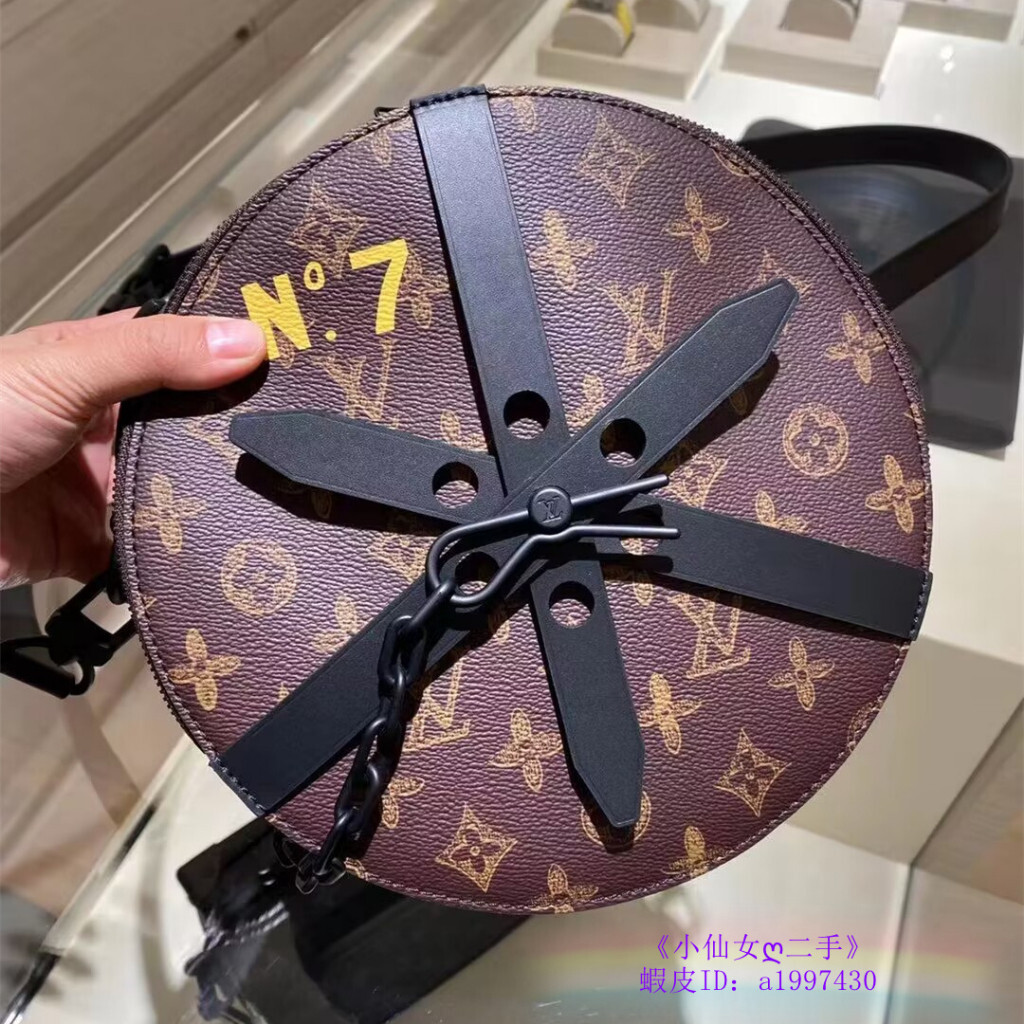 免運 LV 路易威登 WHEEL BOX 老花帆布 輪胎包 圓餅包 手提包 肩背包 斜背包 M59706 男款