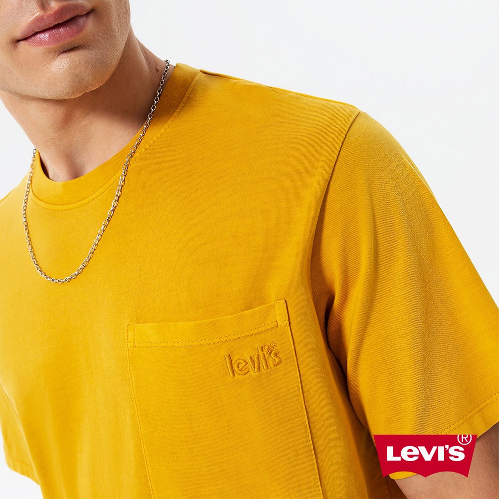 Levis 單口袋寬鬆版短袖T恤 / 精工漂洗工藝 / 刺繡海報體Logo 芥末黃 男款 A3697-0001 熱賣單品