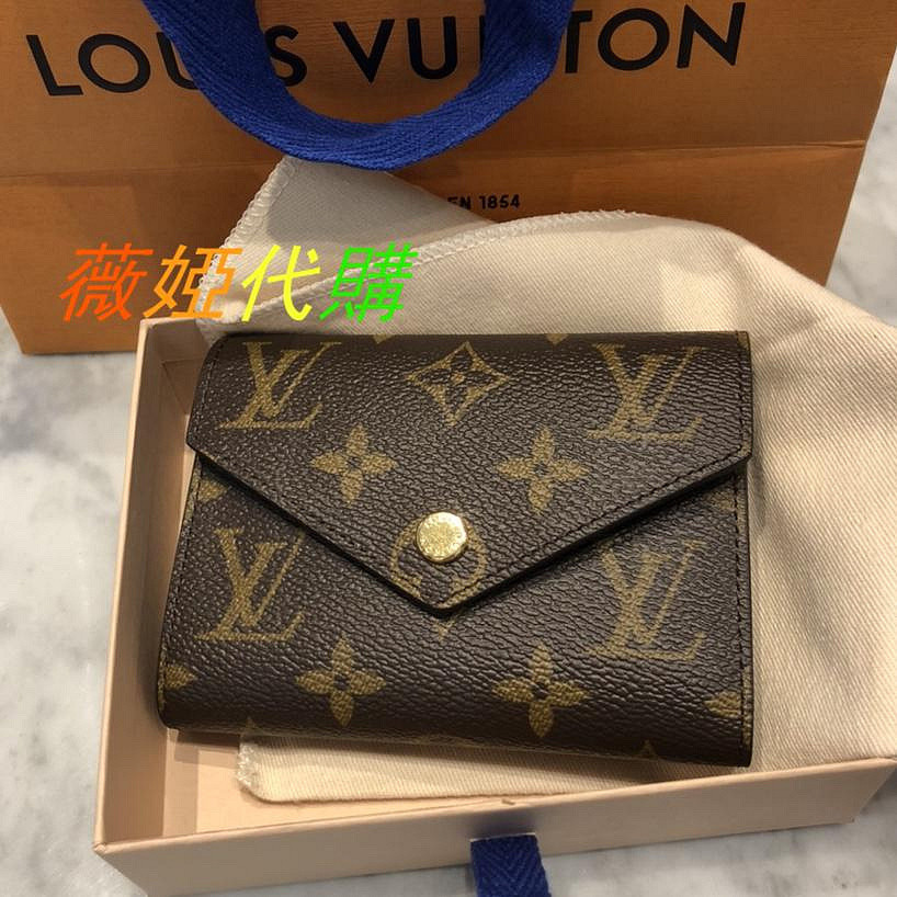 薇婭代購：LV 路易威登 VICTORINE 經典老花 三折短夾 錢包 錢夾 皮夾 M62472 實拍免運