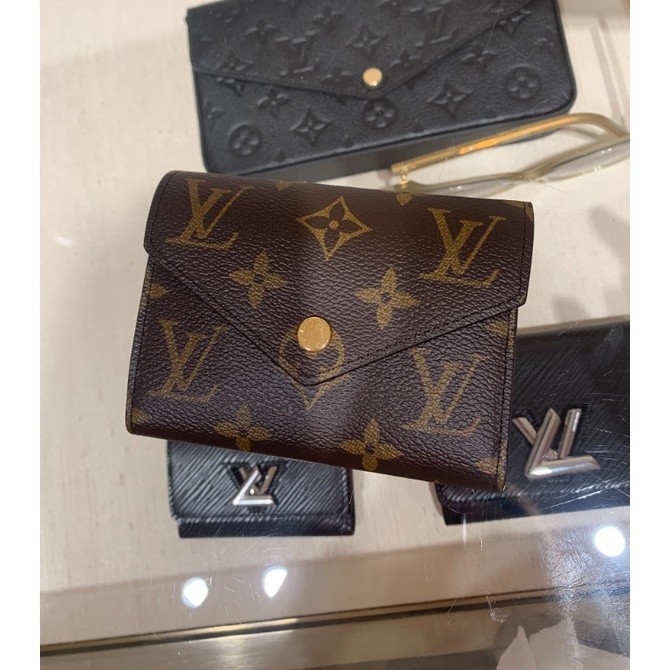 LV 路易威登 M41938 VICTORINE 金扣 紫色 新款豆豆三折短夾 錢包 名片夾 皮夾